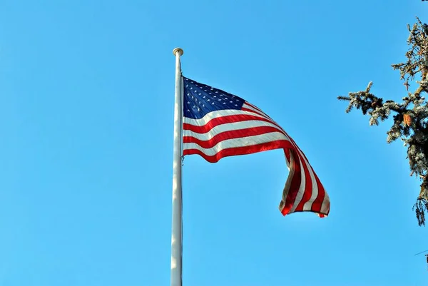 マストの上のアメリカの旗 — ストック写真