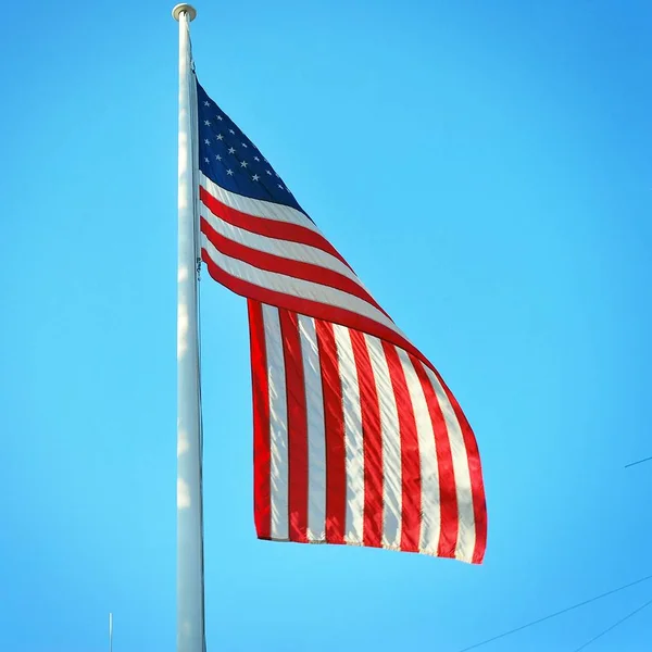 Bendera Amerika di tiang kapal. — Stok Foto