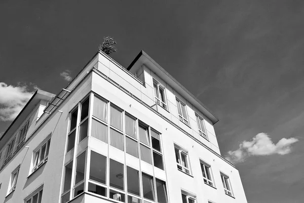 Modernes Mehrfamilienhaus außen. schwarz-weiß — Stockfoto
