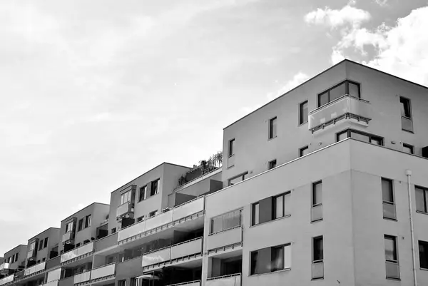 Modern apartman dış görünüşü. siyah ve beyaz — Stok fotoğraf
