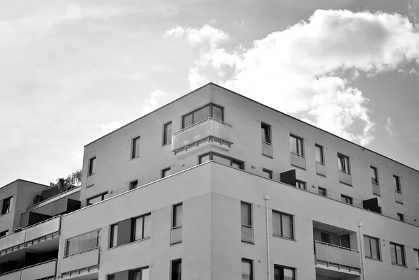 Modern apartment building exterior. Black and white — Stock Photo, Image