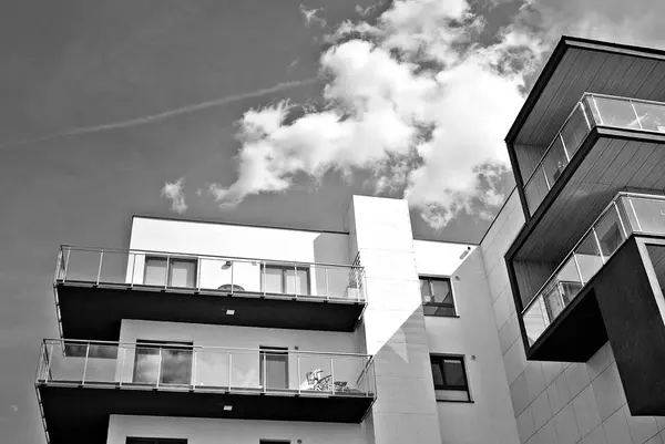 Modern apartment building exterior. Black and white — Stock Photo, Image