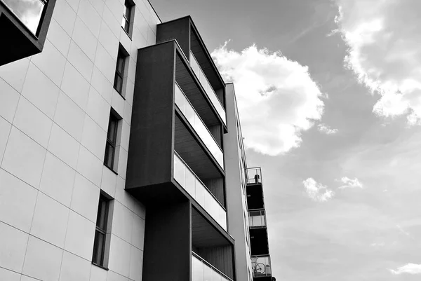 Apartamento moderno edifício exterior. preto e branco — Fotografia de Stock