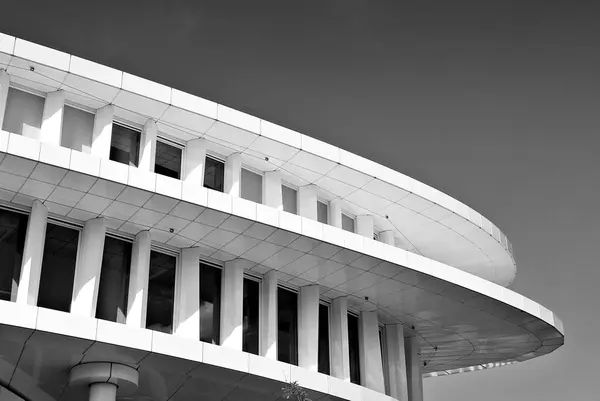 Prédio moderno. Edifício de escritório moderno com fachada de vidro. Preto e branco — Fotografia de Stock