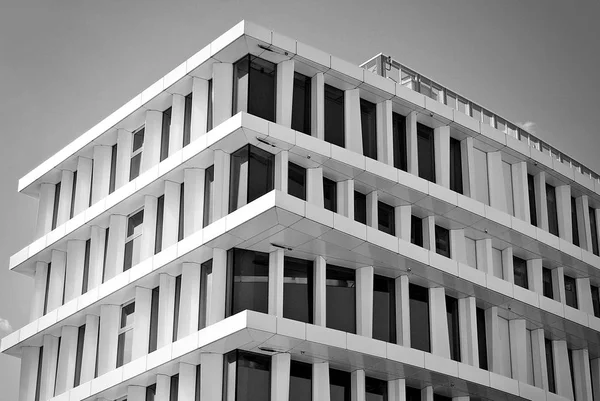 Nowoczesny budynek. Nowoczesny biurowiec z fasadą ze szkła. Czarno-białe — Zdjęcie stockowe