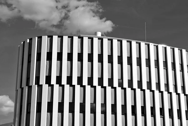 モダンな建物。近代的なオフィスビルのガラスのファサード。黒と白 — ストック写真