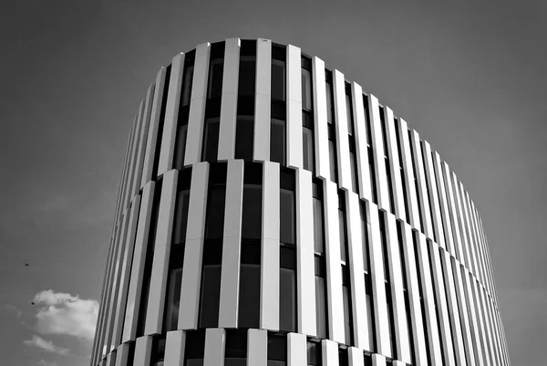 현대 건물입니다. 현대 사무실의 유리 외관 건물입니다. 흑인과 백인 — 스톡 사진