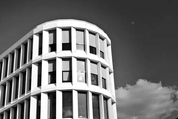 Modernes Gebäude. modernes Bürogebäude mit Glasfassade. schwarz-weiß — Stockfoto