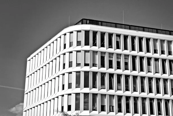 Modern byggnad. Modern kontorsbyggnad med fasad av glas. Svart och vitt — Stockfoto