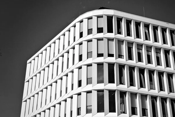 Σύγχρονο κτίριο. Σύγχρονο κτίριο γραφείων με πρόσοψη από γυαλί. Μαύρο και άσπρο — Φωτογραφία Αρχείου
