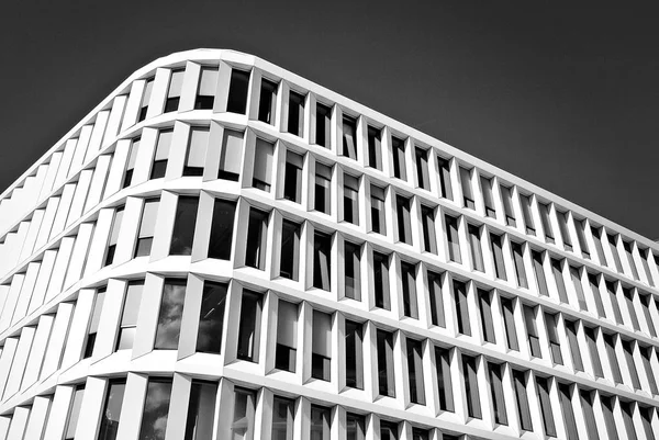 モダンな建物。近代的なオフィスビルのガラスのファサード。黒と白 — ストック写真