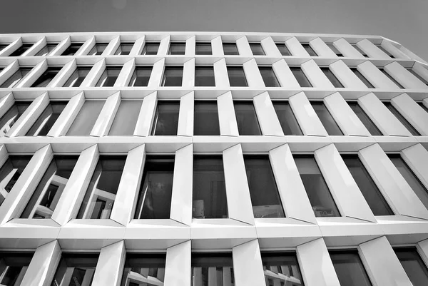 Modern bina. Modern ofis binası ile cam cephe. Siyah ve beyaz