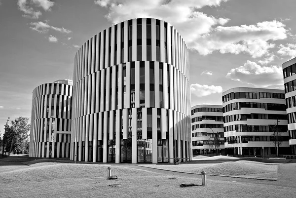 Modern byggnad. Modern kontorsbyggnad med fasad av glas. Svart och vitt — Stockfoto