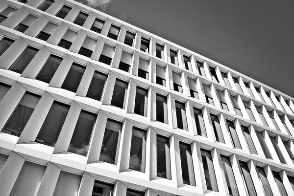 Prédio moderno. Edifício de escritório moderno com fachada de vidro. Preto e branco — Fotografia de Stock