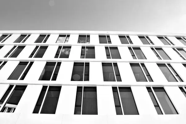A modern épületben. Az üveg homlokzat modern irodaház. Fekete-fehér — Stock Fotó