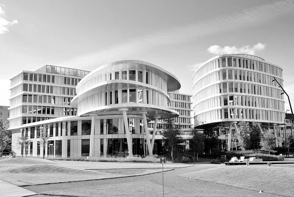 Prédio moderno. Edifício de escritório moderno com fachada de vidro. Preto e branco — Fotografia de Stock