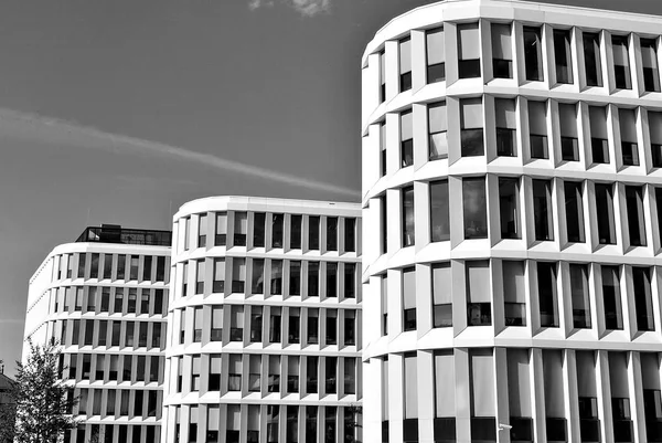 Prédio moderno. Edifício de escritório moderno com fachada de vidro. Preto e branco — Fotografia de Stock