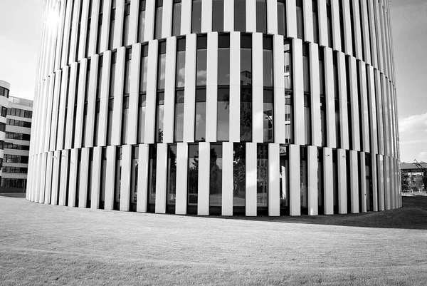 Modern building. Modern office building with facade of glass. Black and white — Stock Photo, Image