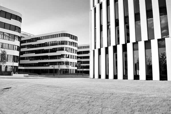 Prédio moderno. Edifício de escritório moderno com fachada de vidro. Preto e branco — Fotografia de Stock