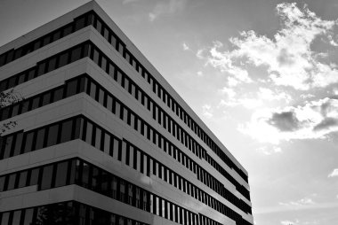 Modern bina. Modern ofis binası ile cam cephe. Siyah ve beyaz