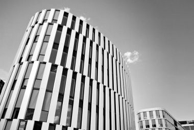 Modern bina. Modern ofis binası ile cam cephe. Siyah ve beyaz