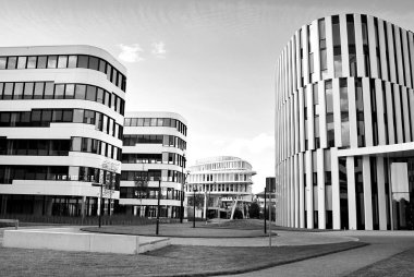 Modern bina. Modern ofis binası ile cam cephe. Siyah ve beyaz