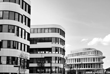 Modern bina. Modern ofis binası ile cam cephe. Siyah ve beyaz