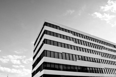 Modern bina. Modern ofis binası ile cam cephe. Siyah ve beyaz