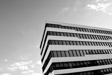 Modern bina. Modern ofis binası ile cam cephe. Siyah ve beyaz