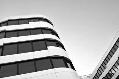 Modern bina. Modern ofis binası ile cam cephe. Siyah ve beyaz