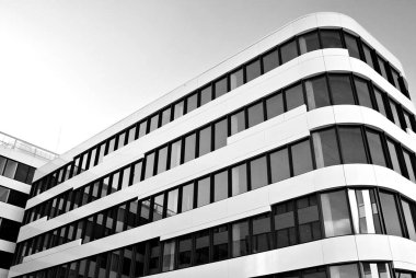 Modern bina. Modern ofis binası ile cam cephe. Siyah ve beyaz