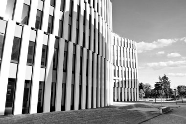 Modern bina. Modern ofis binası ile cam cephe. Siyah ve beyaz