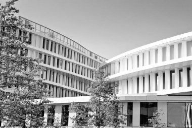 Modern bina. Modern ofis binası ile cam cephe. Siyah ve beyaz