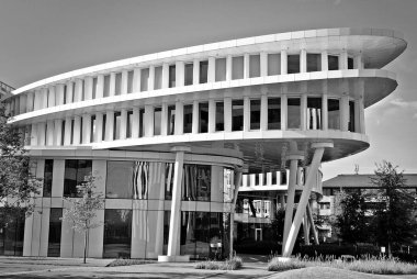 Modern bina. Modern ofis binası ile cam cephe. Siyah ve beyaz