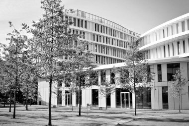 Modern bina. Modern ofis binası ile cam cephe. Siyah ve beyaz