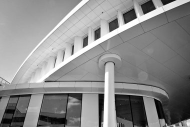 Modern bina. Modern ofis binası ile cam cephe. Siyah ve beyaz