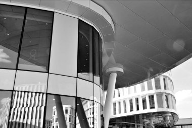 Modern bina. Modern ofis binası ile cam cephe. Siyah ve beyaz