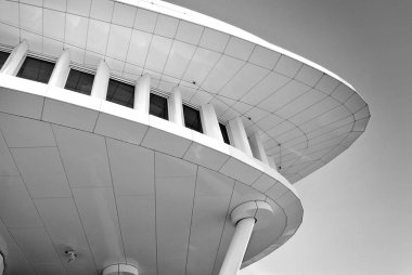 Modern bina. Modern ofis binası ile cam cephe. Siyah ve beyaz