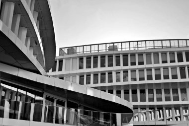 Modern bina. Modern ofis binası ile cam cephe. Siyah ve beyaz