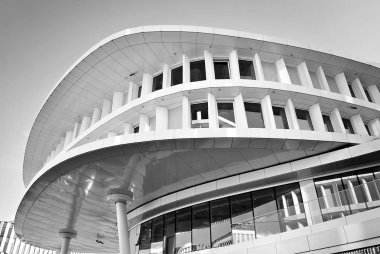 Modern bina. Modern ofis binası ile cam cephe. Siyah ve beyaz