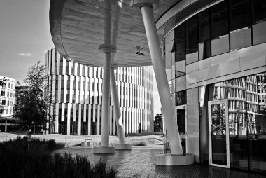 Modern bina. Modern ofis binası ile cam cephe. Siyah ve beyaz