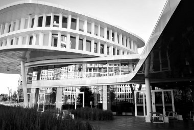 Modern bina. Modern ofis binası ile cam cephe. Siyah ve beyaz