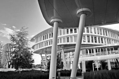 Modern bina. Modern ofis binası ile cam cephe. Siyah ve beyaz