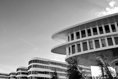 Modern bina. Modern ofis binası ile cam cephe. Siyah ve beyaz