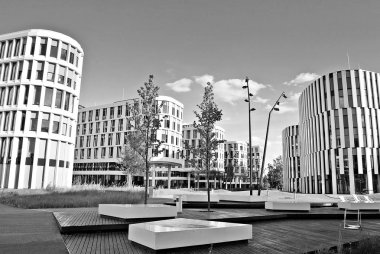 Modern bina. Modern ofis binası ile cam cephe. Siyah ve beyaz