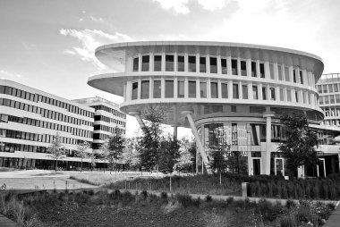 Modern bina. Modern ofis binası ile cam cephe. Siyah ve beyaz