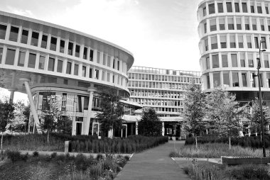 Modern bina. Modern ofis binası ile cam cephe. Siyah ve beyaz