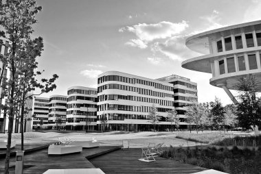 Modern bina. Modern ofis binası ile cam cephe. Siyah ve beyaz