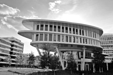 Modern bina. Modern ofis binası ile cam cephe. Siyah ve beyaz