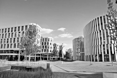 Modern bina. Modern ofis binası ile cam cephe. Siyah ve beyaz